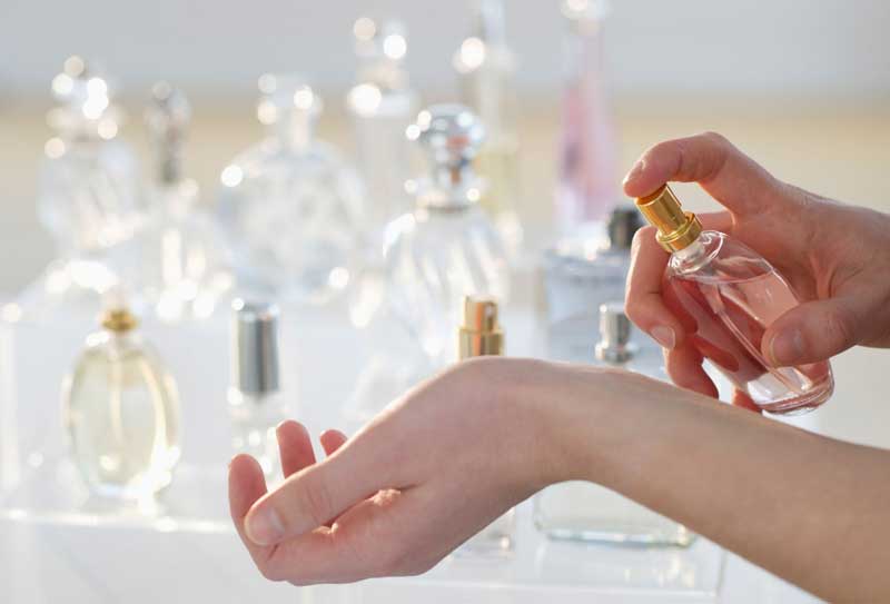 Hãy xịt nước hoa cao cấp vào cổ tay để ngửi được mùi hương chính xác nhất