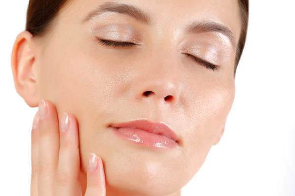 Các loại mỹ phẩm cho da dầu cần mỏng nhẹ, có gốc nước để tránh không làm nhờn thêm cho da